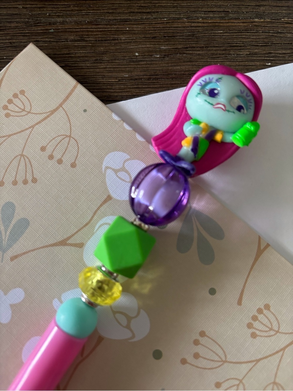 Disney Doorables: Nightmare Before Christmas: Sally blacklight beaded pen